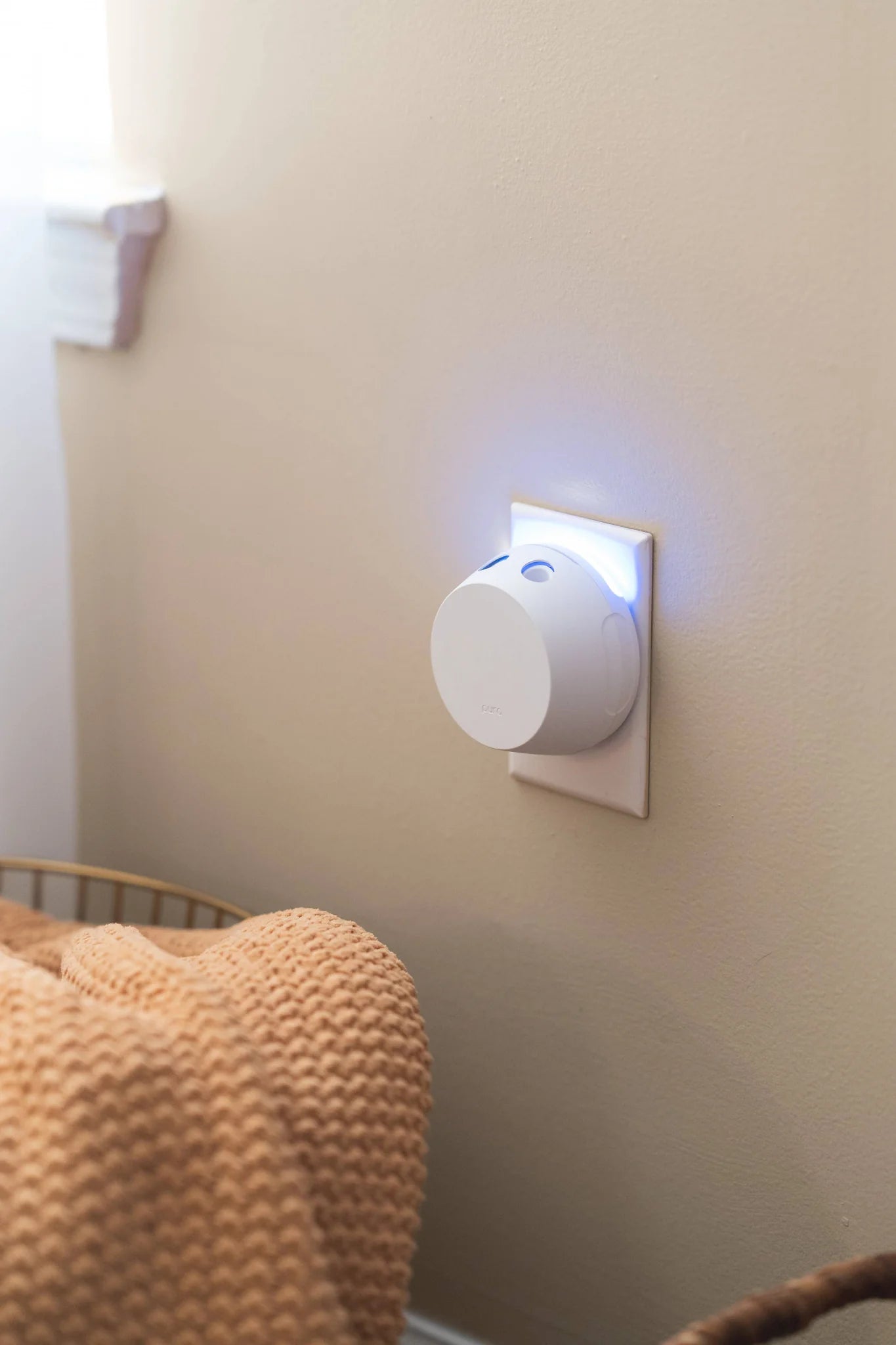 Pura + Votivo Smart Home Diffuser Set – Red Currant & Clean Crisp White